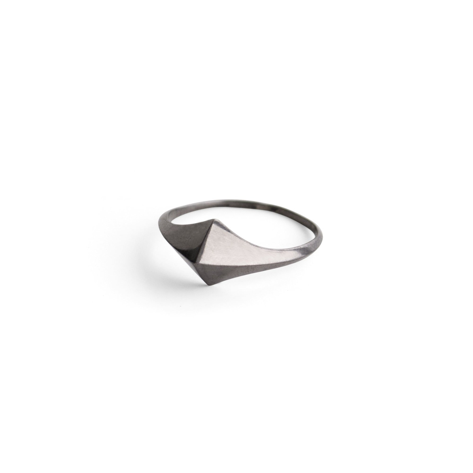 sterling silver plated in black rhodium / 5 small lis ring