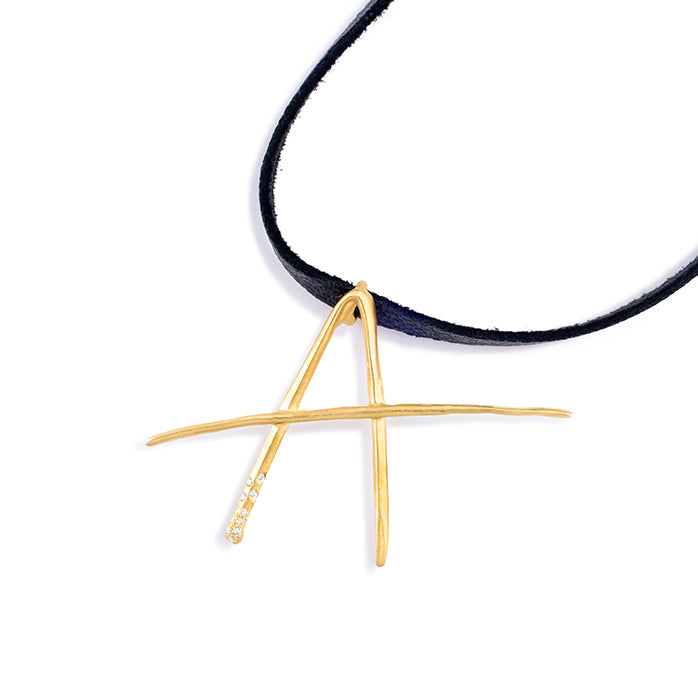 A lettres pendant with pavé diamonds