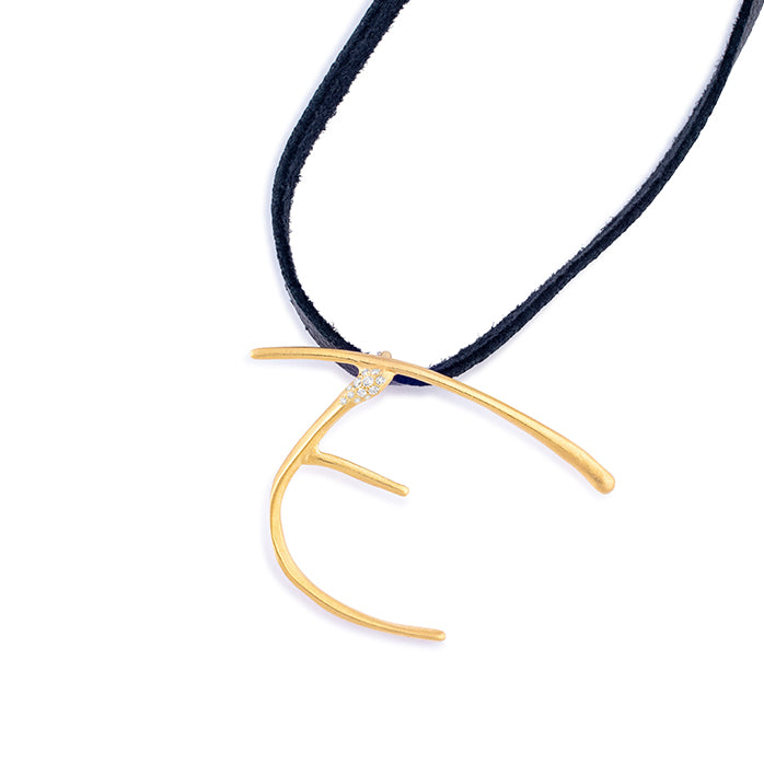 E lettres pendant with pavé diamonds