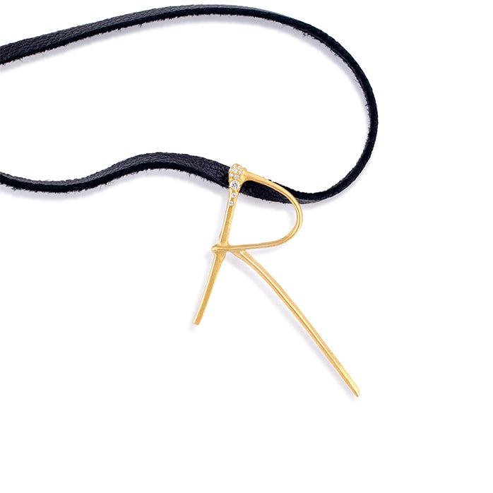 R lettres pendant with pavé diamonds