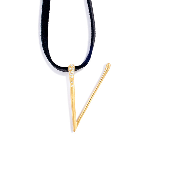 V lettres pendant with pavé diamonds