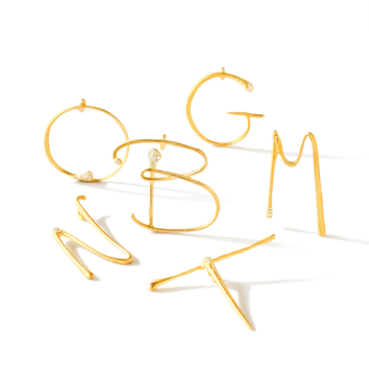 lettres pendant with pavé diamonds