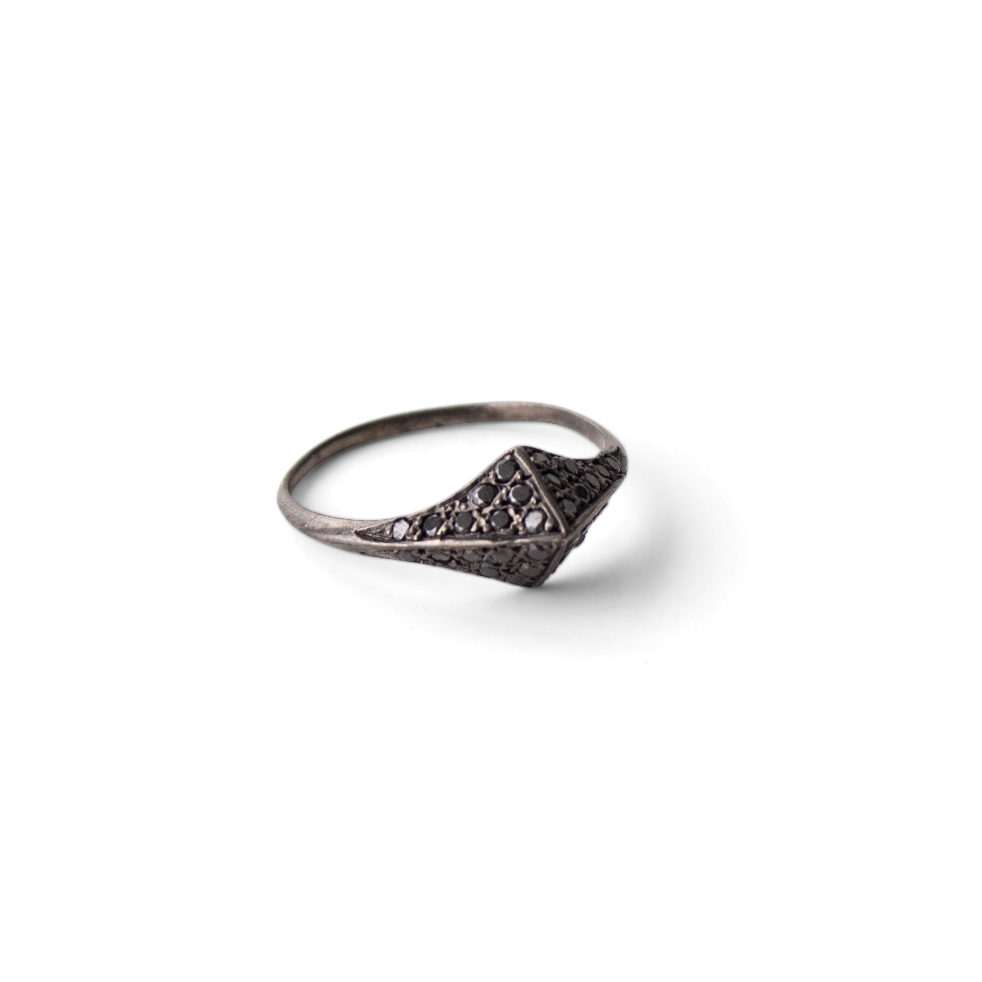 14k white gold plated in black rhodium with black diamonds / 5 pavé lis ring