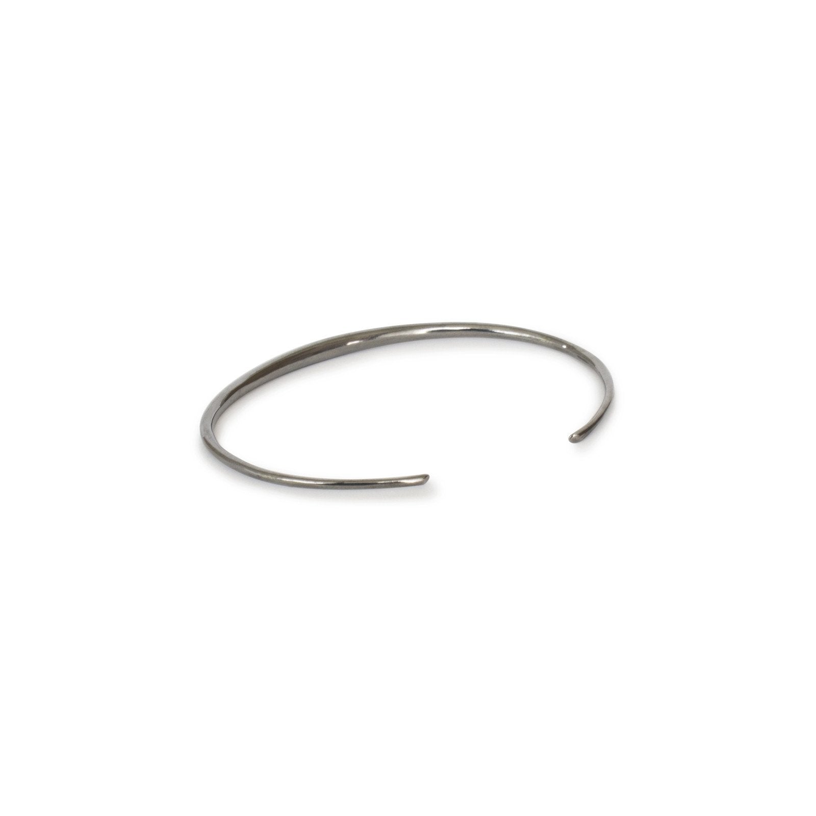 sterling silver plated in black rhodium / thin arpent cuff